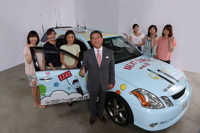 s-130626　徳光和夫、女性アナ、ラジオカー写真　決定カット.jpg